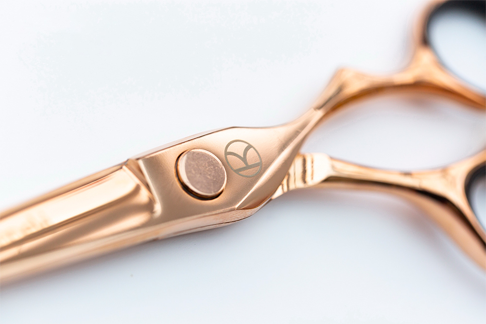 Midas-Rose-Gold-Cutting-Close-Up-1.jpg